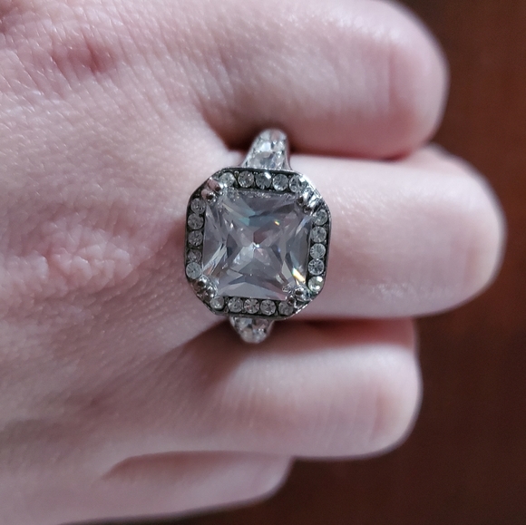 Sparkling CZ Clear Stone Statement Ring Sz 8.5 - Picture 4 of 4